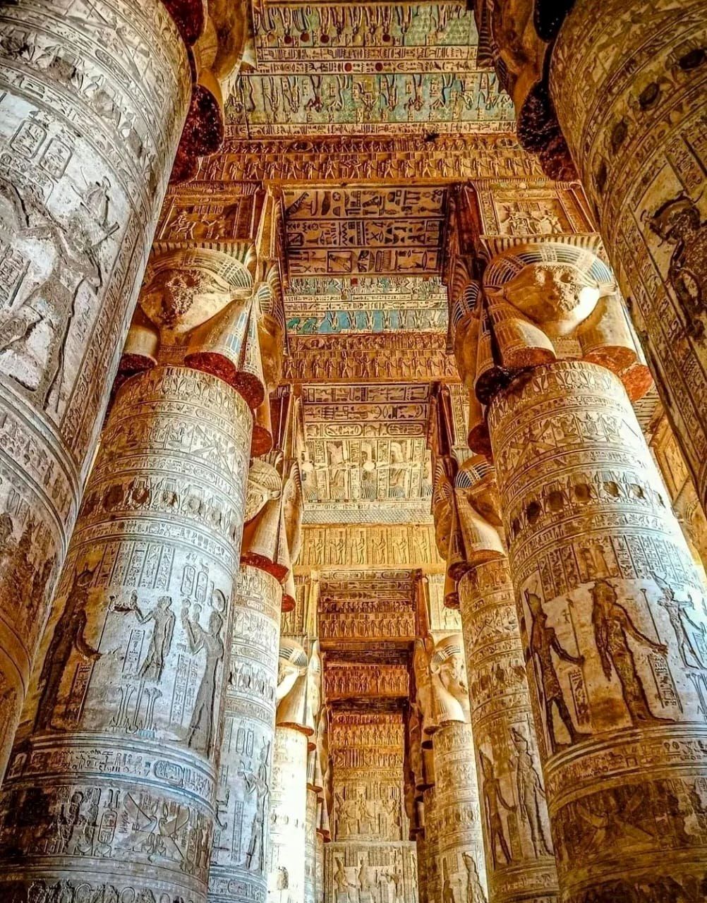 Colunas de Hathor no Templo de Dandara