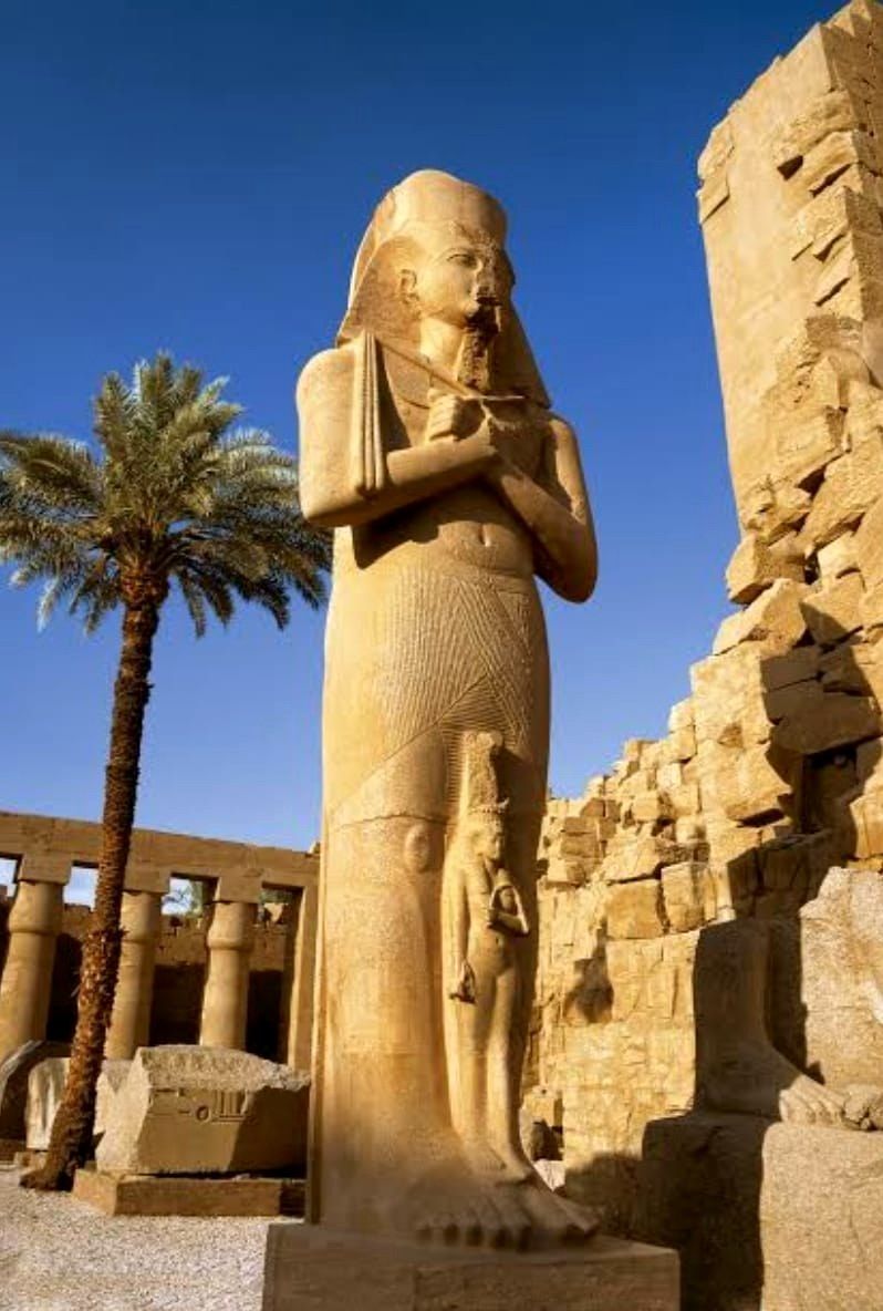 Colosso no Templo de Karnak