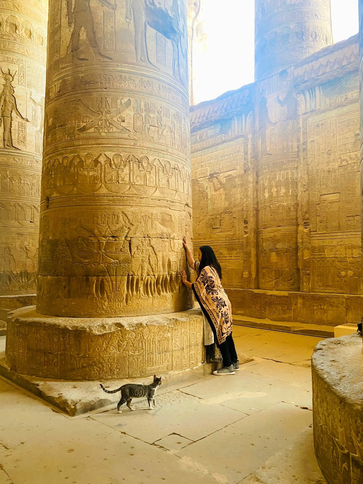 Letícia Bhakti tocando uma coluna do templo