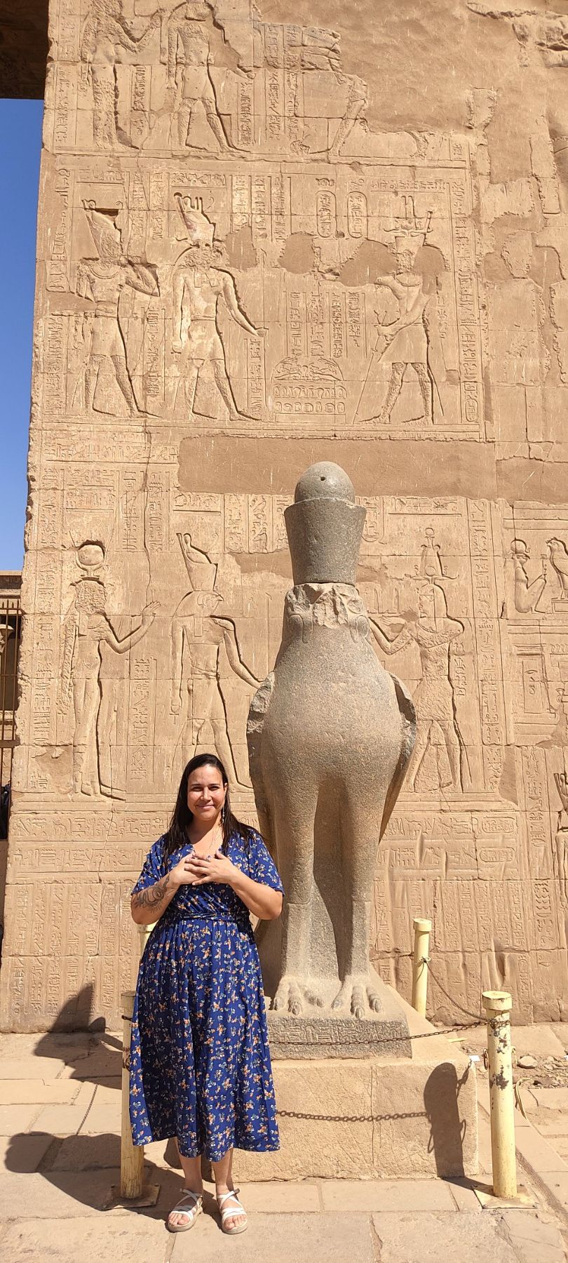 Letícia Bhakti diante da estátua de Hórus em Edfu