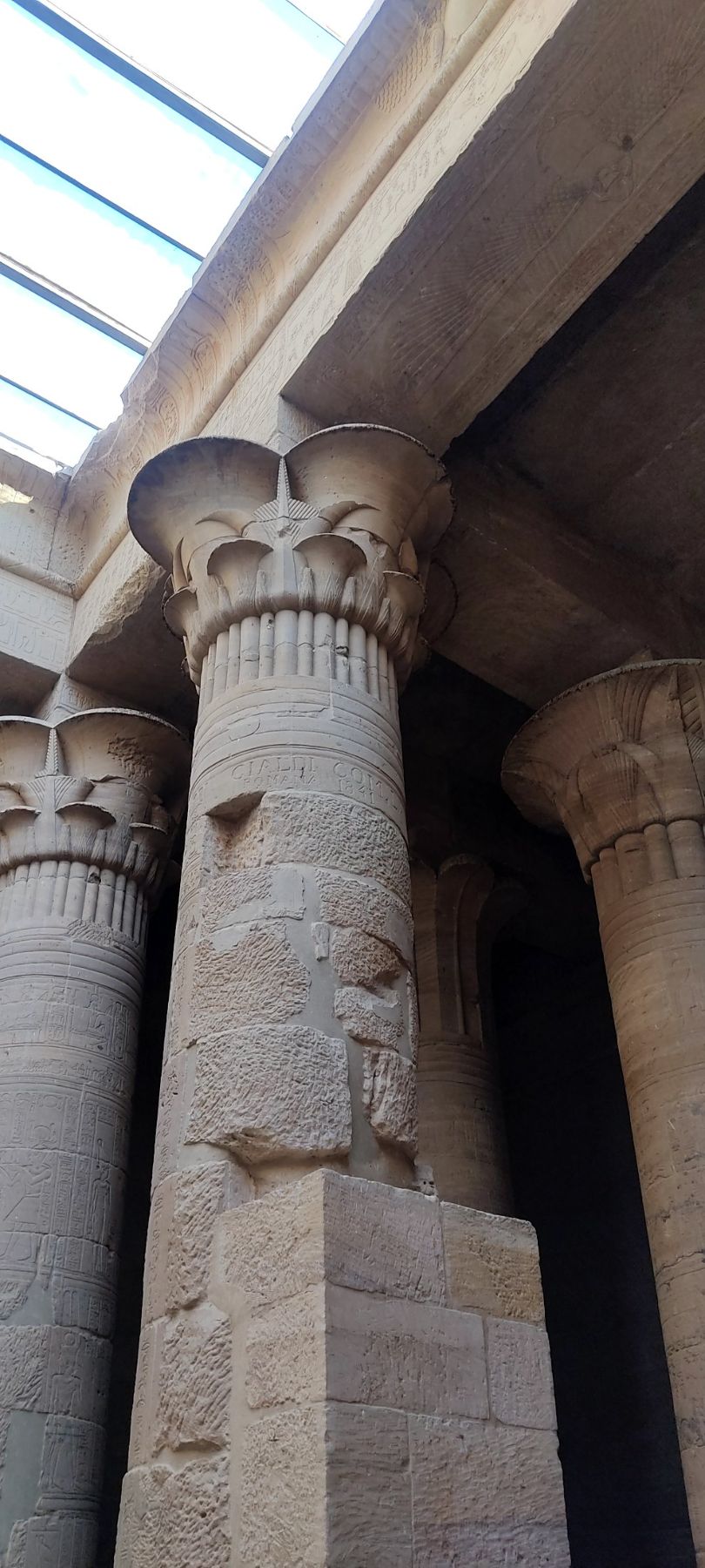 Colunas com capitéis de lótus
